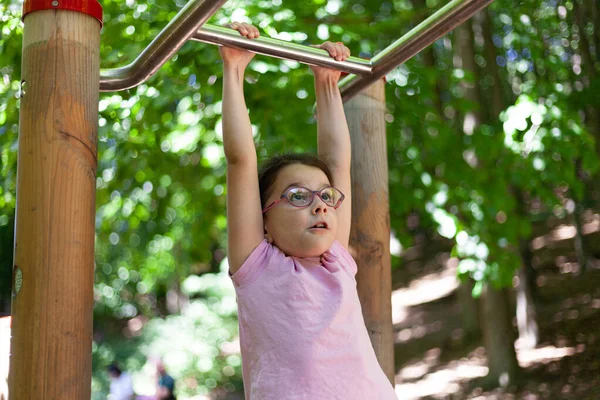 Κοριτσάκι Κάνει Pull Ups Ένα Οριζόντιο Μπαρ Στο Πάρκο — Φωτογραφία Αρχείου