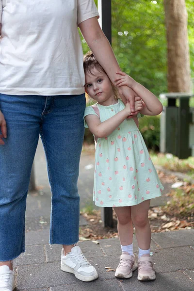 Mor Och Dotter Står Parken Fokusera Den Lilla Flickan — Stockfoto