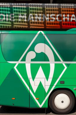 Bremen, Almanya, 22 Ağustos 2023. Bremen Werder otobüsü otoparkta. Amblemli futbol kulübü taşımacılığı