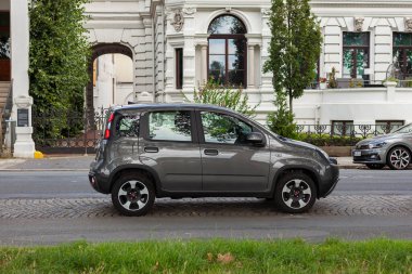 Bremen, Almanya. 22 Ağustos 2023. Küçük Fiat Panda şehre park etmiş.