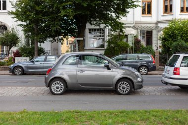 Bremen, Almanya. 22 Ağustos 2023. Küçük Fiat 500 şehirde park halinde.