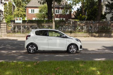 Bremen, Almanya. 22 Ağustos 2023. Küçük Fiat Peugeot 108 şehirde park halinde.