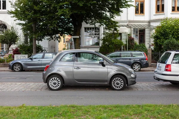 Bremen Alemanha Agosto 2023 Pequeno Fiat 500 Estacionado Cidade — Fotografia de Stock