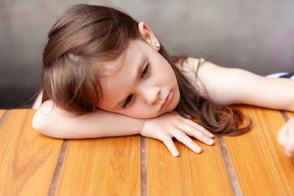 Portrait Cute Little Girl Lying Wooden Table — Stock Photo, Image
