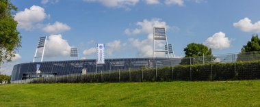 Bremen, Almanya - 22 Ağustos 2023 Werder Bremen 'in Bundesliga' daki ana arenası. Yazın Weserstadion 'un panoramik fotoğrafı.