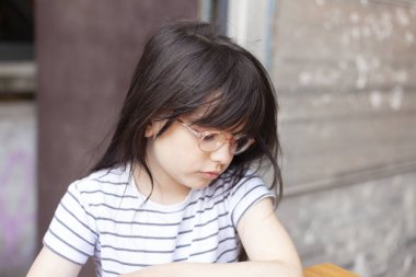 Gözlüklü güzel bir Asyalı kızın portresi..