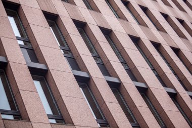 Modern bir ofis binasının cephesi. Modern mimarinin mimari ayrıntıları.