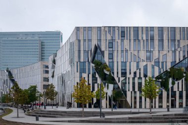 Düsseldorf, NRW, Almanya - 11 Eylül 2022. Modern binanın dış görünüşü