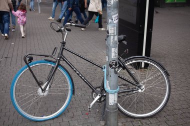 Düsseldorf, NRW, Almanya - 11 Eylül 2022. Bisiklet Düsseldorf 'un ortasına park edilmiş.