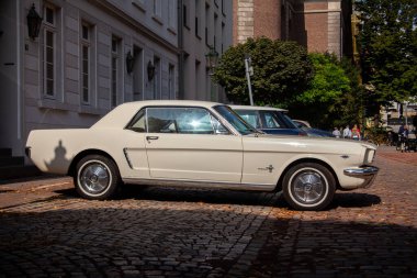 Düsseldorf, NRW, Almanya - 11 Eylül 2022. Eski klasik Ford Mustang bir Avrupa şehrinin ortasına park etmiş.
