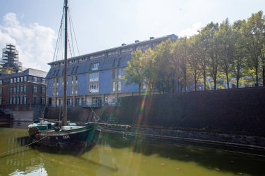 Amsterdam kanallarında eski bir gemi