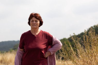 Tarlada duran orta yaşlı bir kadının portresi..
