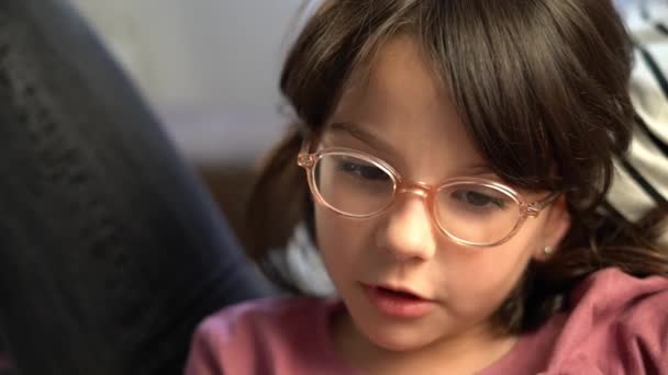 Маленькая Девочка Очках Говорит Медленно — стоковое видео