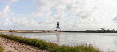Almanya 'nın Cuxhaven kentindeki deniz fenerinin panoramik fotoğrafı, 30 metre yüksekliğinde, nakliye güzergahlarında bir dönüm noktası olarak kullanılıyor..