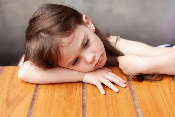 Little Tired Girl Lies Table Street Cafe — Stock Photo, Image