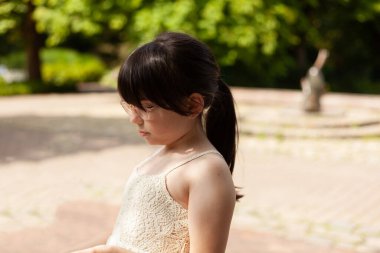 Bir yaz günü parktaki güzel bir kızın portresi.