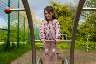 Yazın spor sahasında gülümseyen küçük güzel kız.