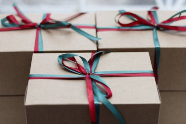 Kurdele ve fiyonklarla paketlenmiş kutular. Noel hediyeleri verilmeye hazır