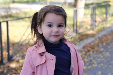 Sonbaharın Parıltısında Küçük Kızın Masumiyeti Büyüyor