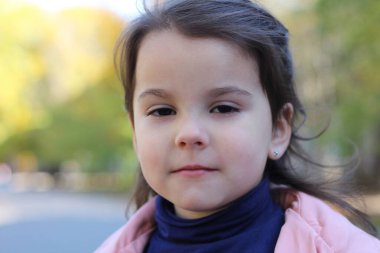 Pembe Yağmurluk, Mavi Balıkçı yaka: Sonbahar Masumiyetinin Portresi