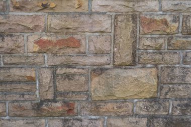 Doğal taştan yapılmış eski bir duvar ustası. Eski ortaçağ duvarı