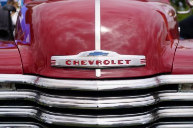 Iserlohn Gruermannscheide, NRW, Almanya. 13 Temmuz 2024. Suzuki Vitara yolun kenarında bir tarlanın arka planına karşı. Aile arabası seyahatte.