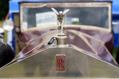 Iserlohn Gruermannscheide, NRW, Almanya. 13 Temmuz 2024. Suzuki Vitara yolun kenarında bir tarlanın arka planına karşı. Aile arabası seyahatte.