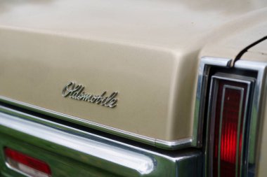 Iserlohn Gruermannscheide, NRW, Almanya. 13 Temmuz 2024. Suzuki Vitara yolun kenarında bir tarlanın arka planına karşı. Aile arabası seyahatte.