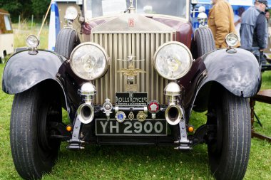Iserlohn Gruermannscheide, NRW, Almanya. 13 Temmuz 2024. İhtiyar Rolls Royce 'un arabası ev sahipleri toplantısında.