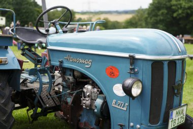 Iserlohn Gruermannscheide, NRW, Almanya. 13 Temmuz 2024. Eski traktör Hanomag R 217 'ler.