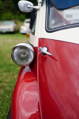 Iserlohn Gruermannscheide, NRW, Almanya. 13 Temmuz 2024. Eski arabanın ön kapısının yakın plan fotoğrafı BMW Isetta 250