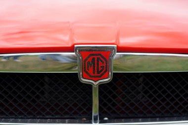 Iserlohn Gruermannscheide, NRW, Almanya. 13 Temmuz 2024. Eski bir MG arabasının ön tarafının yakın plan fotoğrafı.