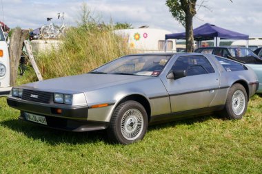 Iserlohn Gruermannscheide, NRW, Almanya. 13 Temmuz 2024. Efsanevi De Lorean. Geleceğe Dönüş 'ten eski zamanlayıcı sergileniyor