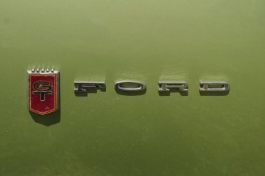 Iserlohn Gruermannscheide, NRW, Almanya. 13 Temmuz 2024. Eski bir arabanın üzerindeki klasik bir Ford GT amblemi