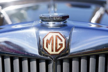 Iserlohn Gruermannscheide, NRW, Almanya. 13 Temmuz 2024. Önünde eski model bir MG araba amblemi var.