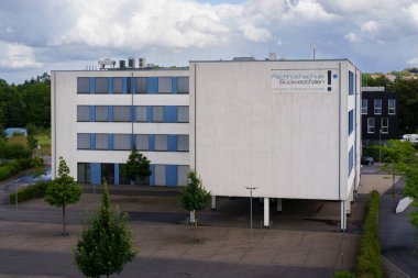 Ludenscheid, NRW, Almanya. 16 Temmuz 2024. Fenomen Müzesi 'nin girişinin üstündeki imzayı atın.