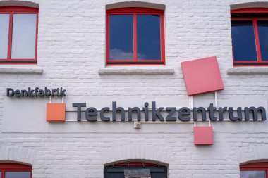 Ludenscheid, NRW, Almanya. 16 Temmuz 2024. Fenomen Müzesi 'nin girişinin üstündeki imzayı atın.