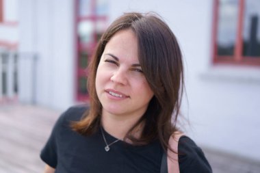 Şehir manzarasına karşı siyah tişörtlü güzel bir kız..