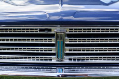 Iserlohn Gruermannscheide, NRW, Almanya. 13 Temmuz 2024. Eski araba galerisindeki Austin Mini Club 'ın radyatör ızgarası.