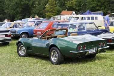Iserlohn Gruermannscheide, NRW, Almanya. 13 Temmuz 2024. Üstü açık klasik lüks Chevrolet Corvette C3 eskiler sergisinde.