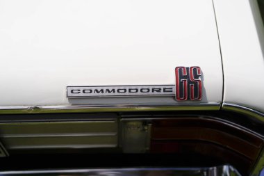 Iserlohn Gruermannscheide, NRW, Almanya. 13 Temmuz 2024. Bagajın arka lambası ve eski bir otomobil fuarında Opel Commodore amblemi olan bir parçası.
