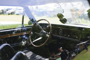 Iserlohn Gruermannscheide, NRW, Almanya. 13 Temmuz 2024. Antika bir Opel Commodore otomobil fuarının içi.