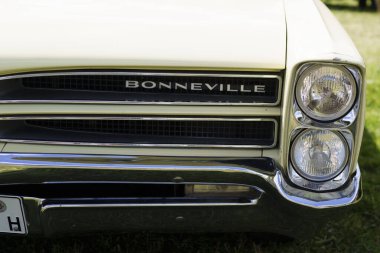 Iserlohn Gruermannscheide, NRW, Almanya. 13 Temmuz 2024. Klasik Amerikan arabası Pontiac Bonneville, Old timer otomobil fuarında.