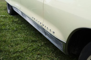 Iserlohn Gruermannscheide, NRW, Almanya. 13 Temmuz 2024. Klasik Amerikan arabası Pontiac Bonneville, Old timer otomobil fuarında.