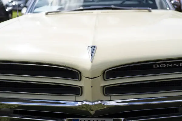 stock image Iserlohn Gruermannscheide, NRW, Germany. 13th of July 2024. Vintage American car Pontiac Bonneville at the Oldtimer auto show