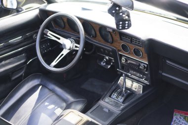 Iserlohn Gruermannscheide, NRW, Almanya. 13 Temmuz 2024. Eski bir Amerikan Mercury Cougar XR-7 otomobil fuarının içi.