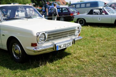 Iserlohn Gruermannscheide, NRW, Almanya. 13 Temmuz 2024. Eski model Ford Taunus P6 otomobil fuarında.