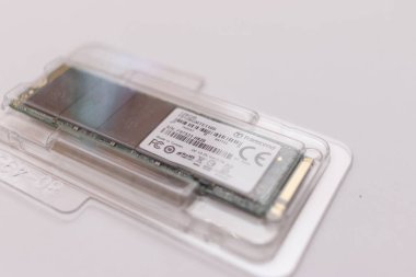 Iserlohn, NRW, Almanya. 09. 2024. Paketlemede Transcend 'den NVME modülü