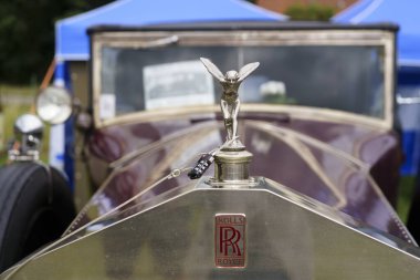 Iserlohn Gruermannscheide, NRW, Almanya. 13 Temmuz 2024. Old timer Rolls Royce, klasik araba fuarında. Eski kırmızı bir arabaya imza at..