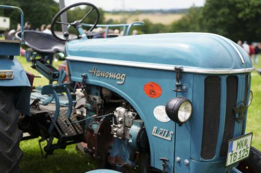 Iserlohn Gruermannscheide, NRW, Almanya. 13 Temmuz 2024. Eski Hanomag R 217 S Traktörü antik ekipman konukçularının rallisinde.